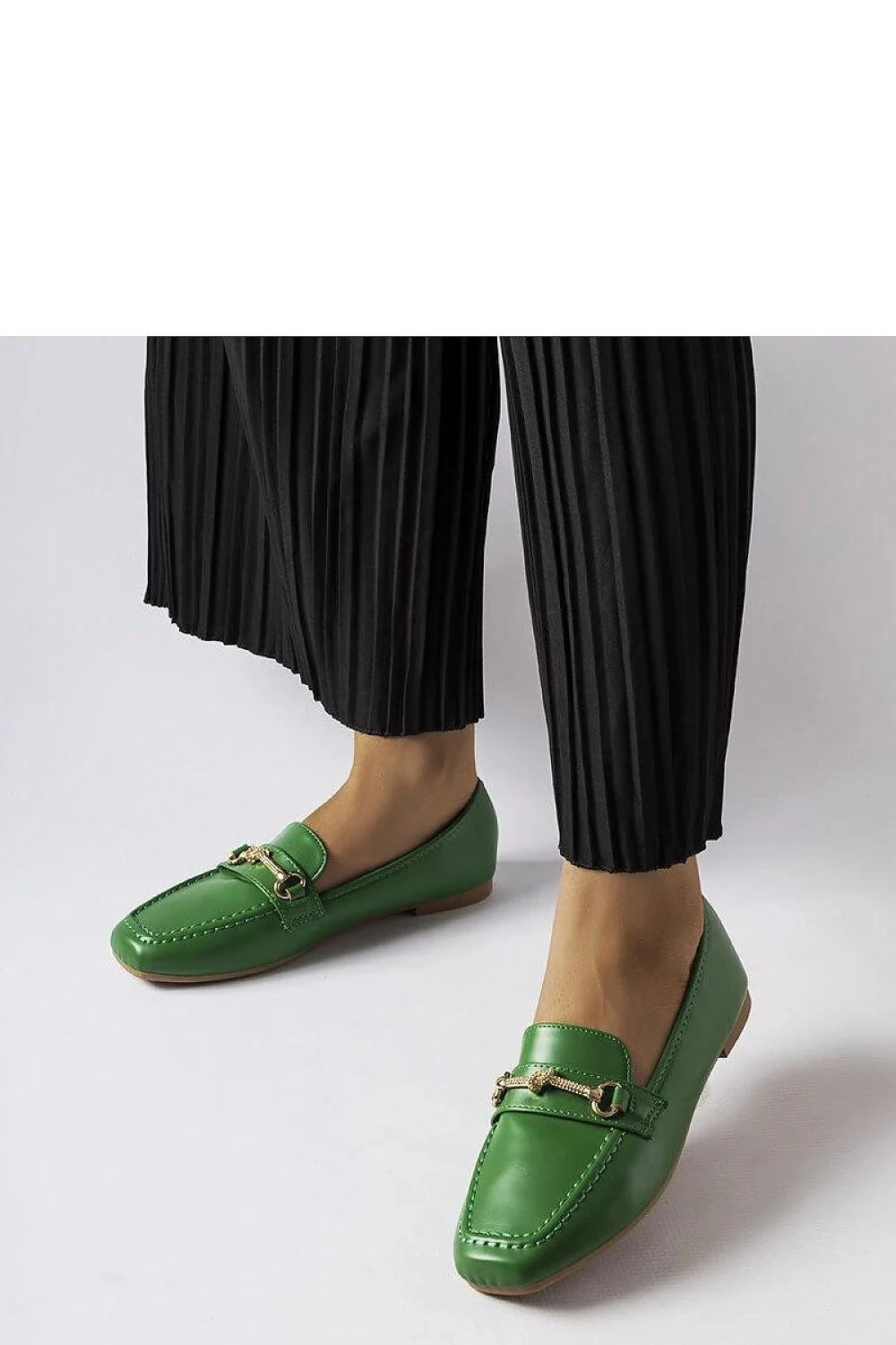 Mocassins pour femmes vert vibrant cuir lisse design élégant style intemporel confortable à enfiler bout carré détails métalliques dorés polyvalents occasion décontractée semi-formelle mode