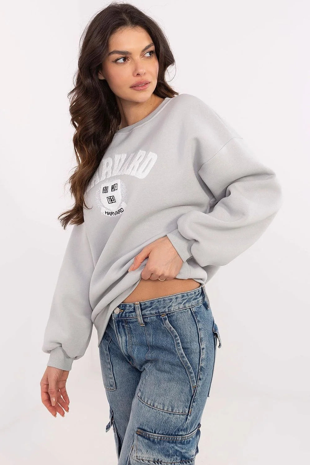 Sweatshirt femme style universitaire américain Harvard logo blason motif VERITAS gris clair manches longues col rond ample