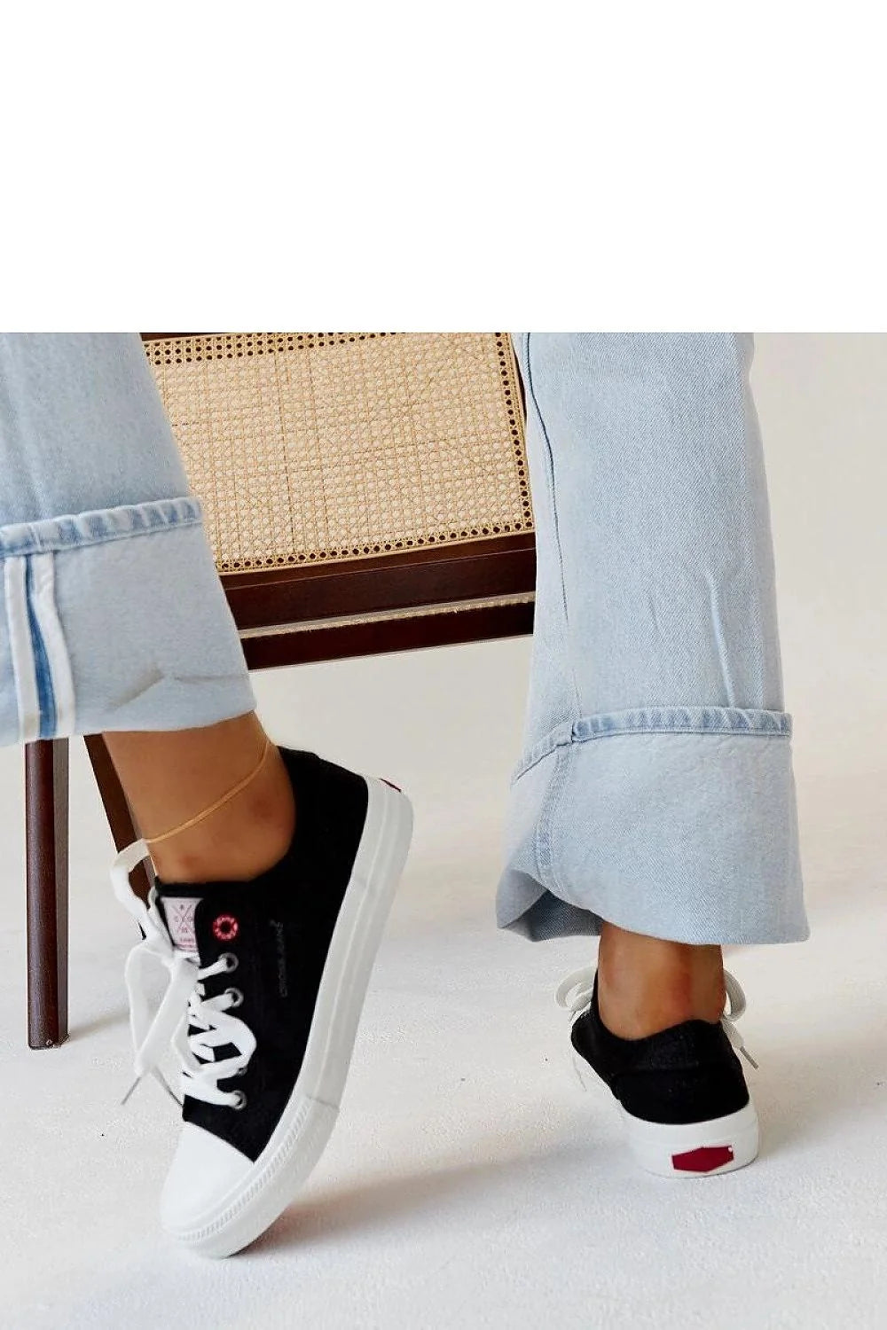 baskets solea femmes noires toile urbain minimaliste confort inégalé coupe basse semelle caoutchouc blanche embout renforcé oeillets métalliques