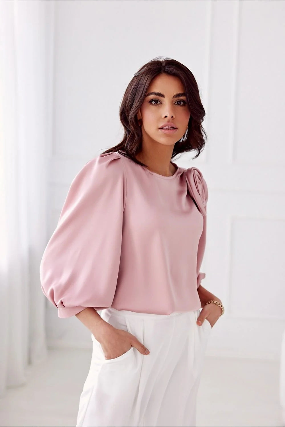 Chemisier élégant pour femme en satin rose pastel avec fleur en tissu manches longues coupe ample