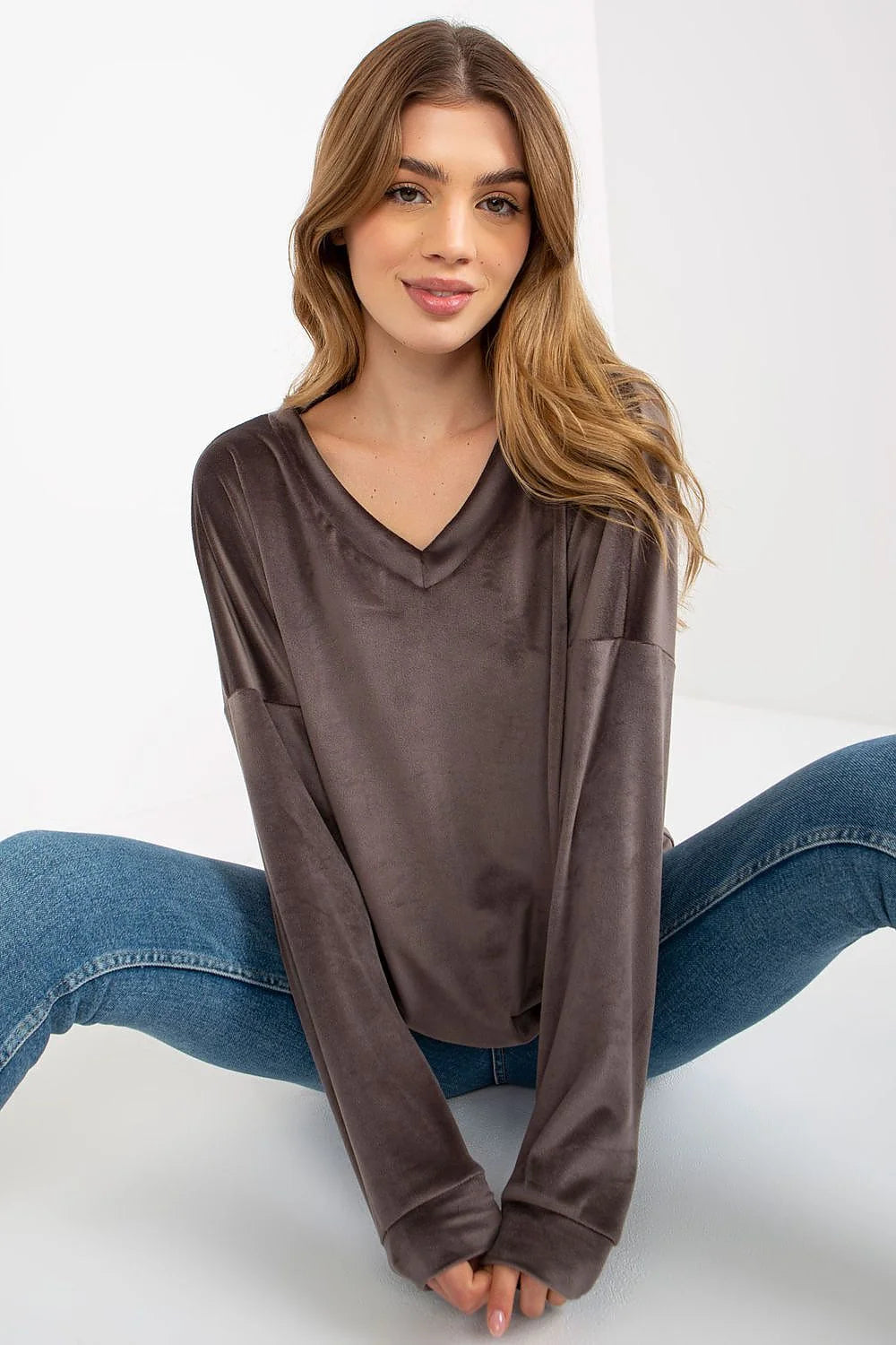 Sweatshirt en velours pour femme, doux, taupe, manches longues, encolure en V, coupe relax, élégant, luxueux, mode intemporelle, confort optimal, vêtement automne/hiver, style minimaliste, finitions soignées, garde-robe essentielle
