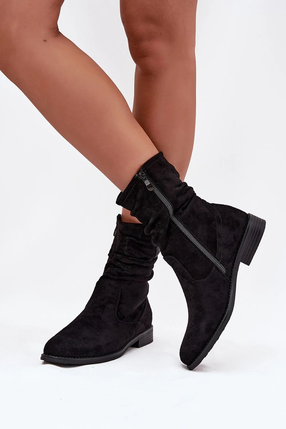 bottines femme suédine écologique noir décontractées froncées plissées tige bout rond fermeture éclair latérale talon plat semelle antidérapante