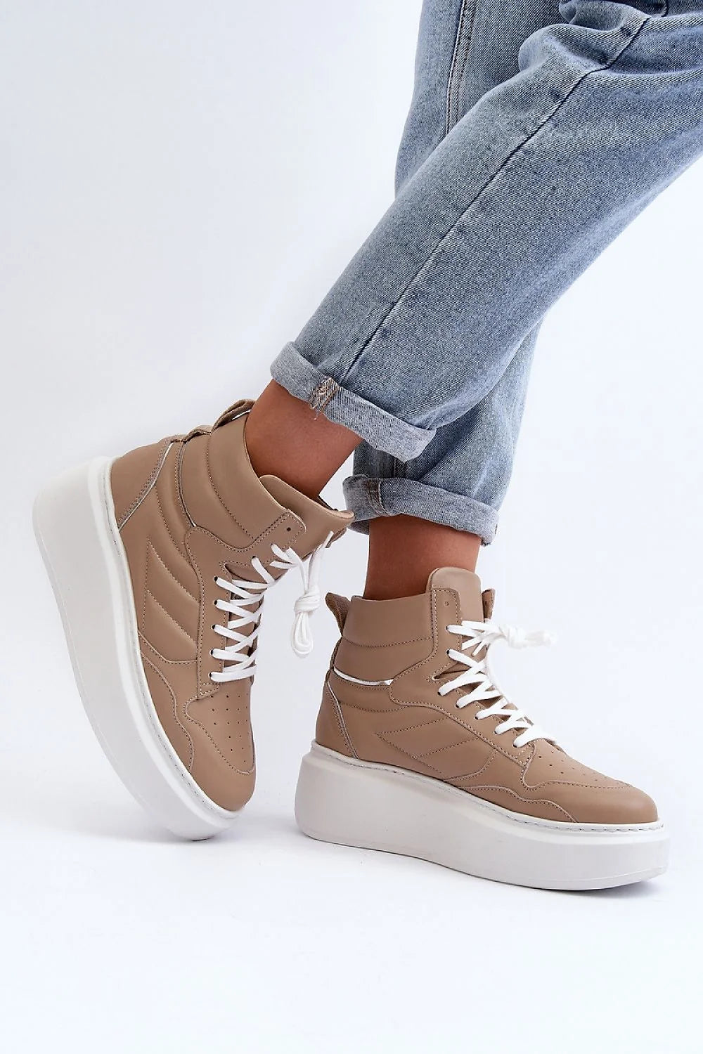 baskets montantes plateforme extraépaisse cuir naturel beige camel perforations surpiqûres col rembourré lacets blancs semelle blanche haute maintien confort quotidien