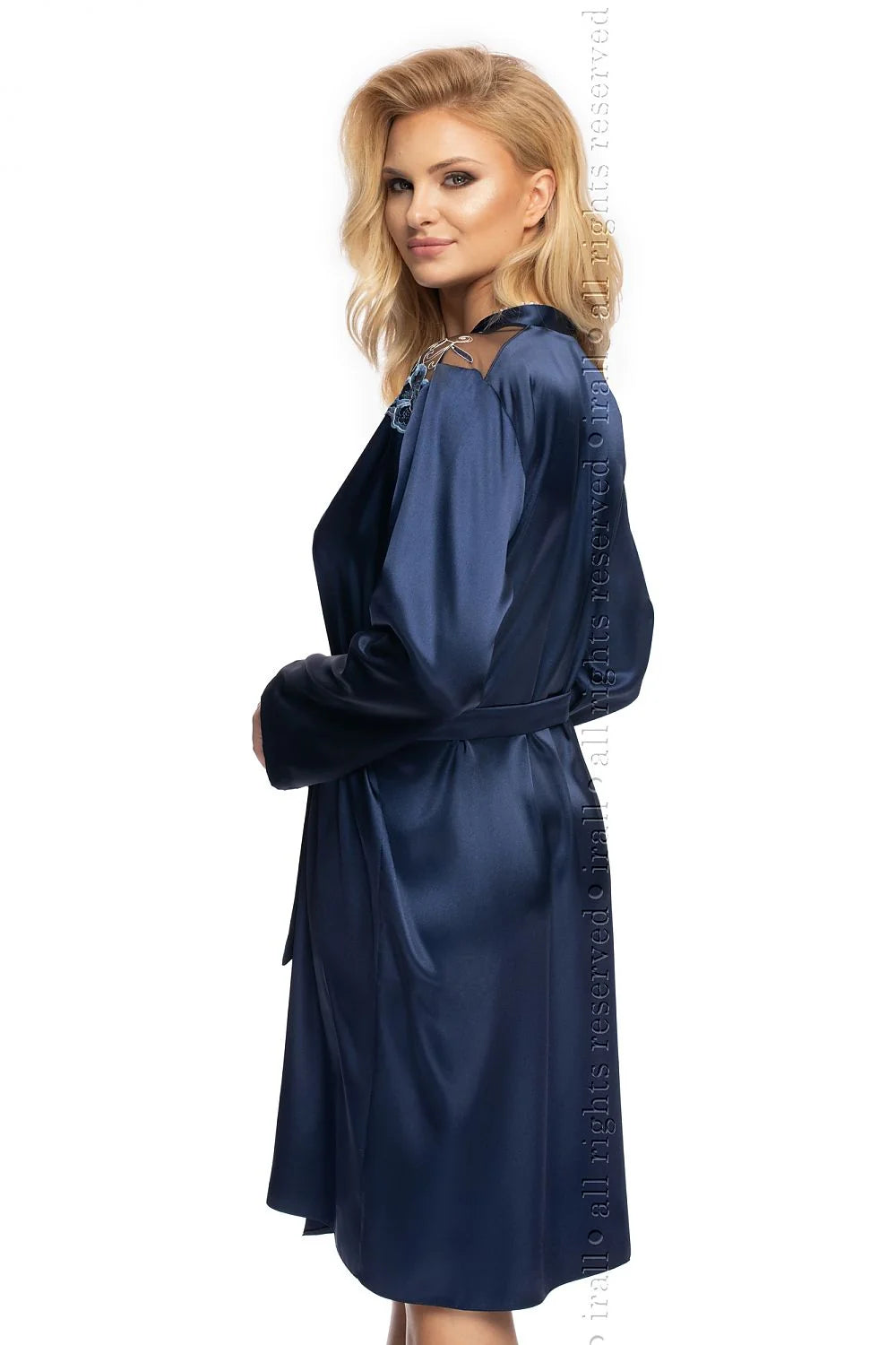 Peignoir en satin bleu acier élégant broderies florales manches longues ceinture ajustable pour femmes