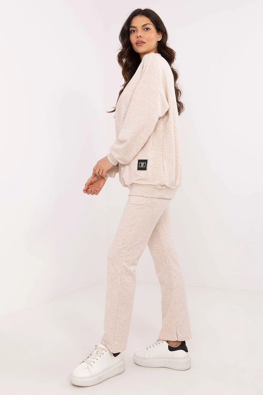 Ensemble pour femme deux pièces casual beige doux confortable style minimaliste coupe ample épaules tombantes manches longues étiquette noire pantalon taille haute élastique