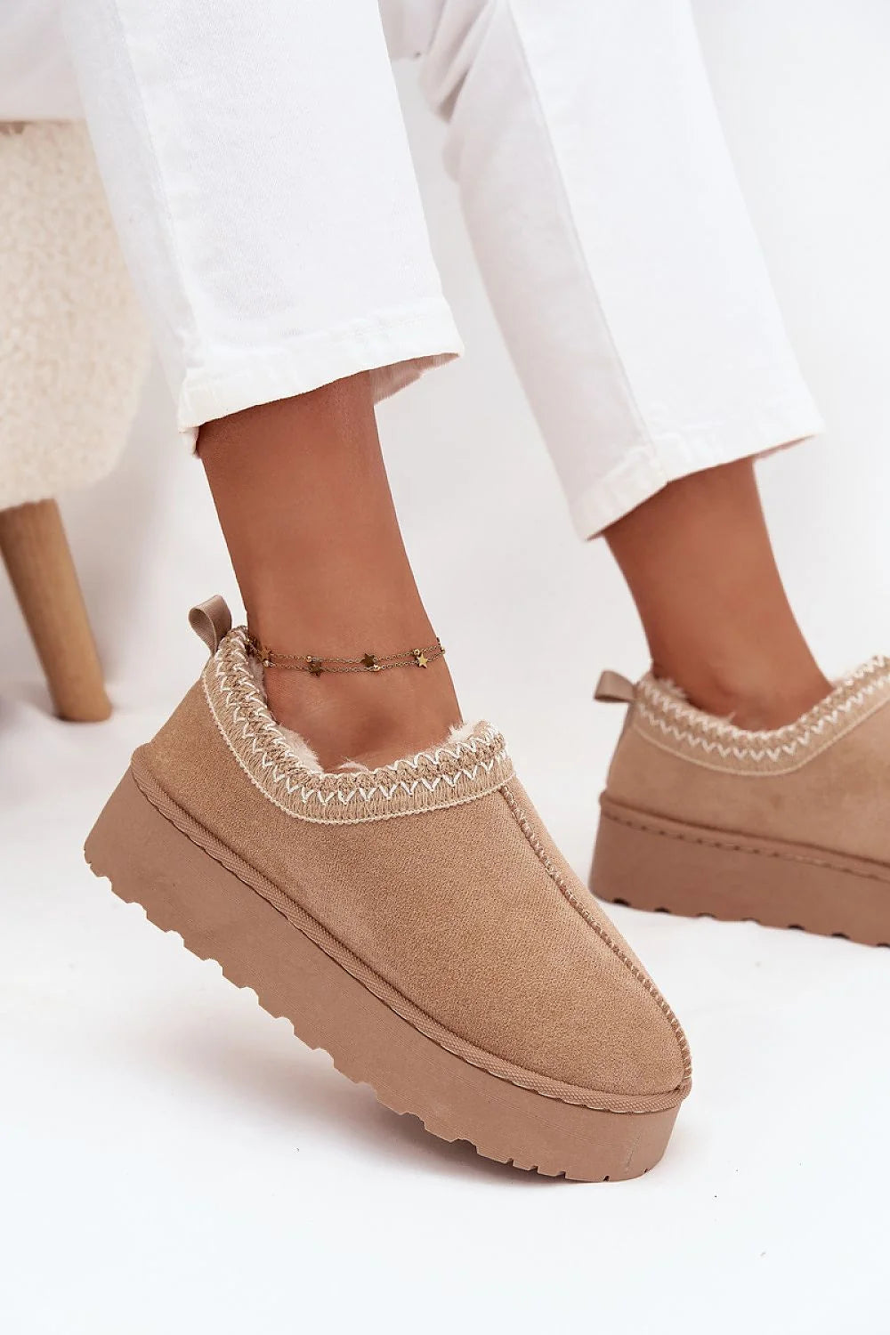 bottes neige femme suédine écologique beige camel bordure broderie zigzag fourrée doublure plateforme caoutchouc crantée antidérapante confortable chaude