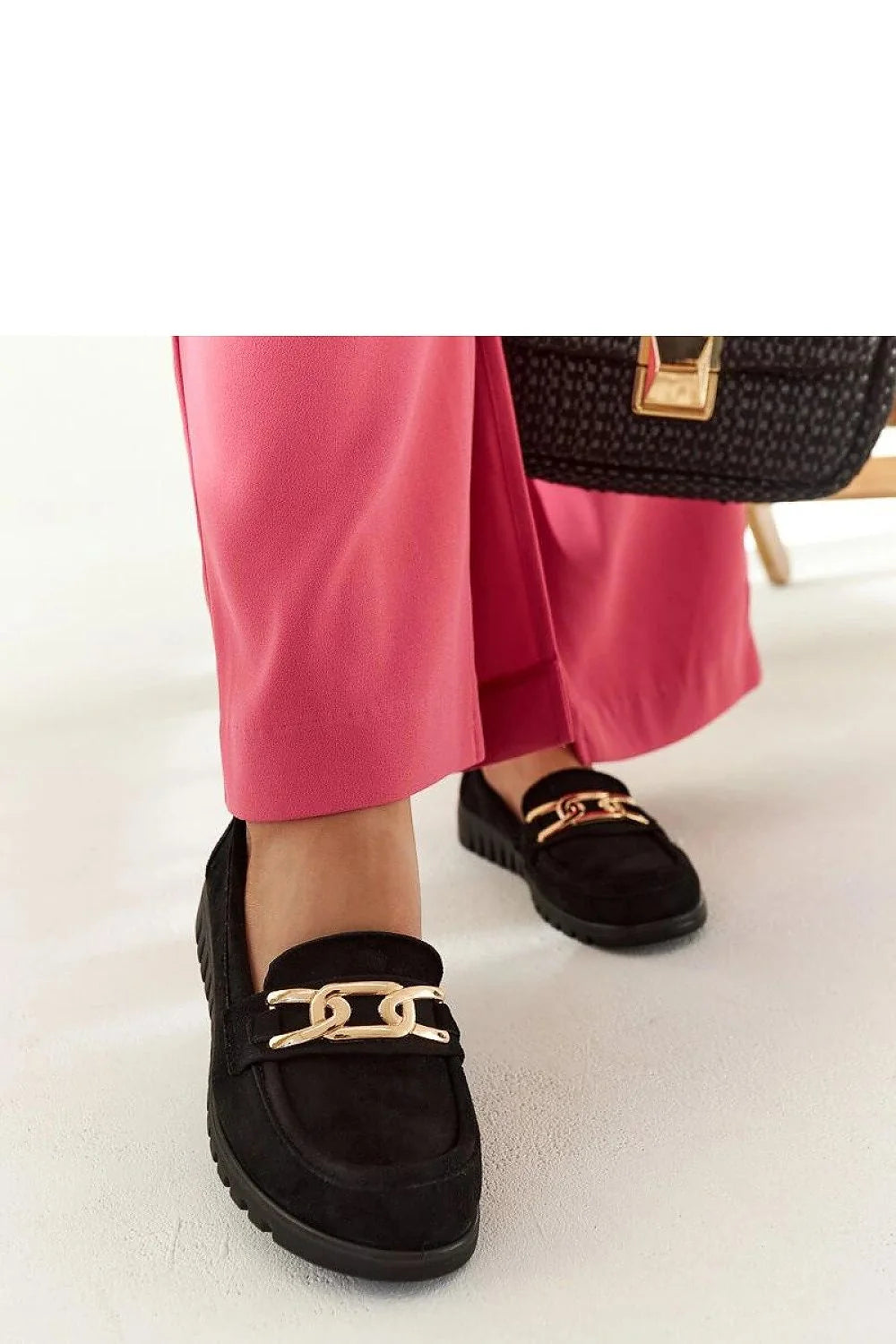 Mocassins élégants en daim noir avec boucle dorée pour femme, style minimaliste, confort optimal, occasionnels
