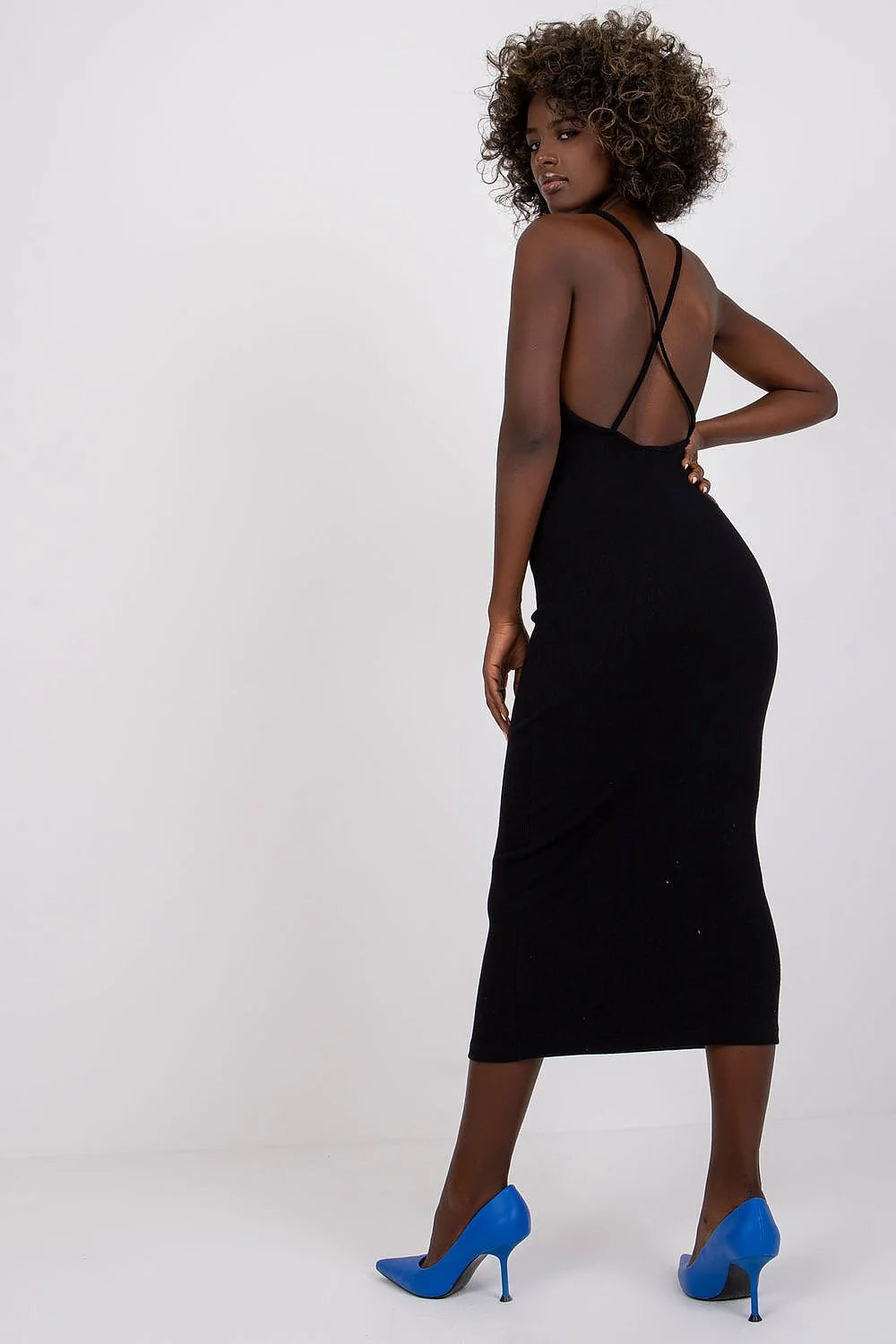 Robe femme élégance fourreau encolure américaine noir jersey ajustée longueur midi bretelles fines occasion