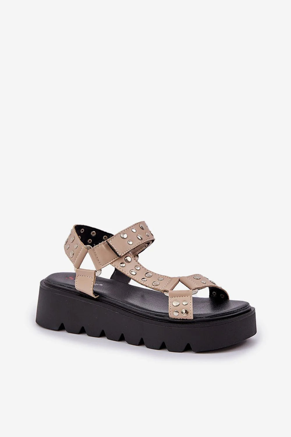 sandales femme modernes audacieuses beige similicuir brides rivets argentés plateforme semelle noire crantée maintien confort boucles