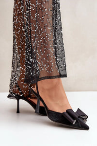 Robe de soirée élégante en tulle transparent sequins argentés robe noire longueur genoux neckline profond talons hauts escarpins noirs pointu noeud détail femme