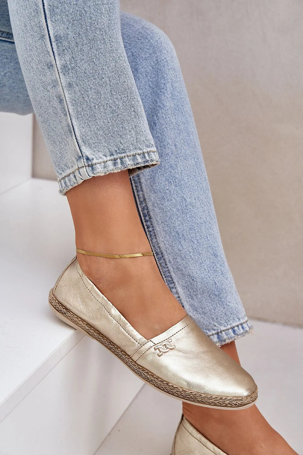 espadrille femme cuir naturel métallisé doré bout amande semelle plate profilée tressée jute chaîne ornement métallique slipon confort rembourrée élégante