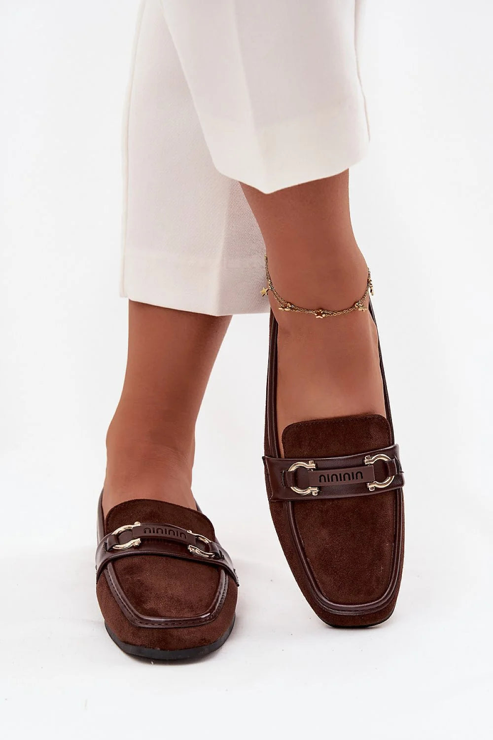 mocassin femme daim brun foncé bout carré bande décorative cuir chocolat mors métallique doré slipon talon bas semelle antidérapante confortable