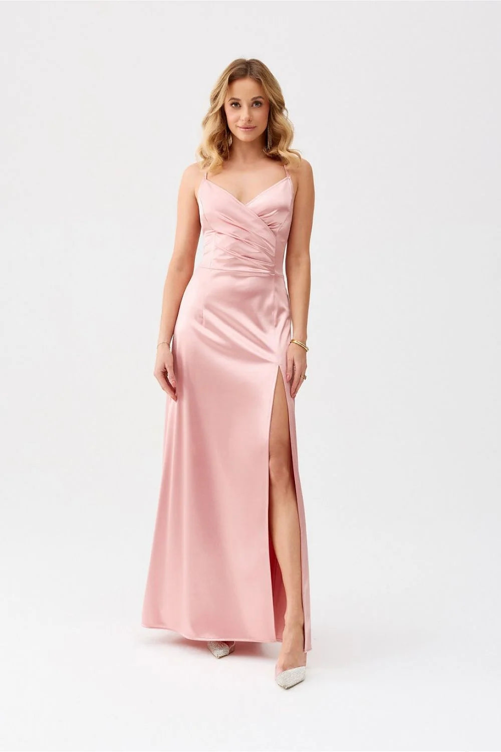 Robe longue élégante en satin rose poudré décolleté en cœur bretelles fines taille ajustée fente haute soirée femme