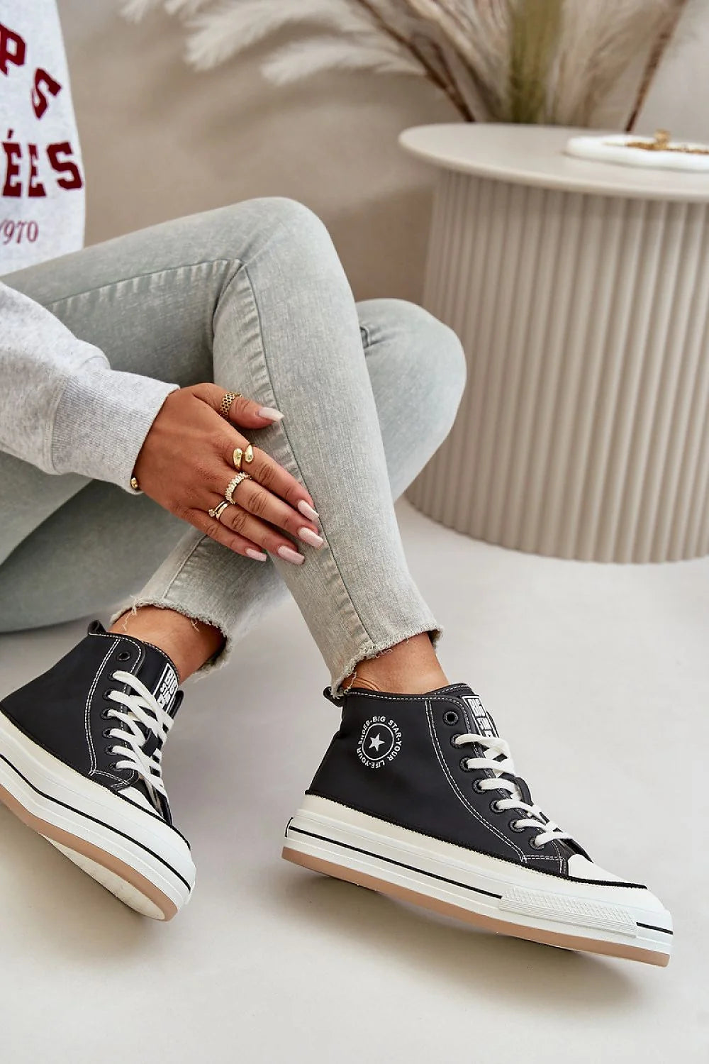 baskets montantes femme noir cuir synthétique lacets blancs bout renforcé coutures contrastantes logo visible semelle plateforme épaisse gomme beige maintien
