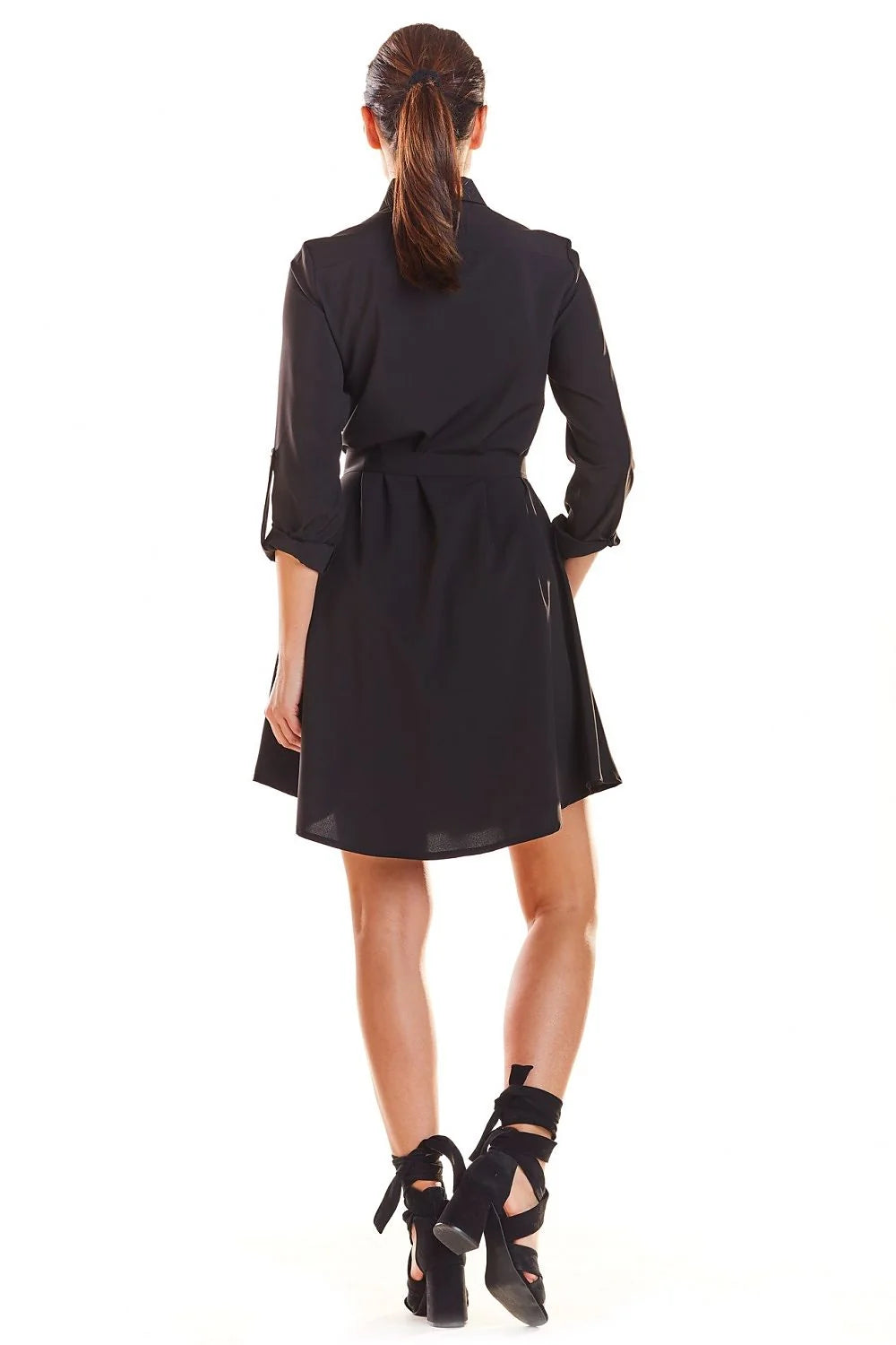 robe chemise courte bleu roi fluide évasée col classique boutonnage manches retroussées ceinture nouée taille ajustée ourlet asymétrique dos boutons