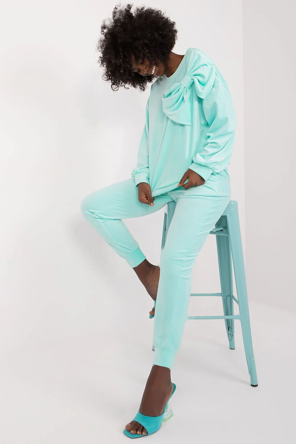 Ensemble mode femme Italy Moda manches longues pantalon jogger bleu clair coupe ample élastiquée nœud épaule