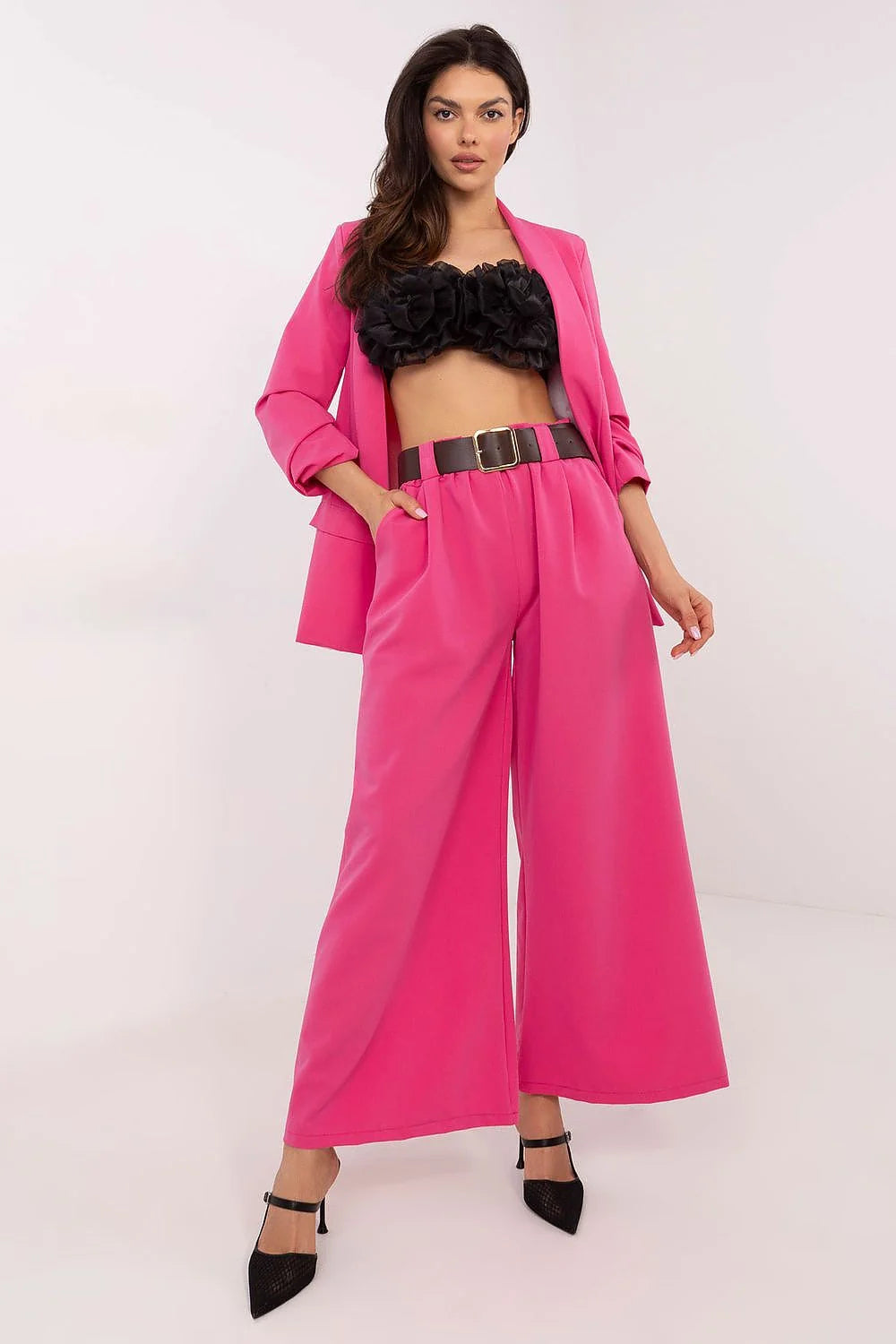 pantalon femme élégance moderne taille haute jambes larges palazzo rose vif polyester fluide tombé souple ceinture large boucle métallique