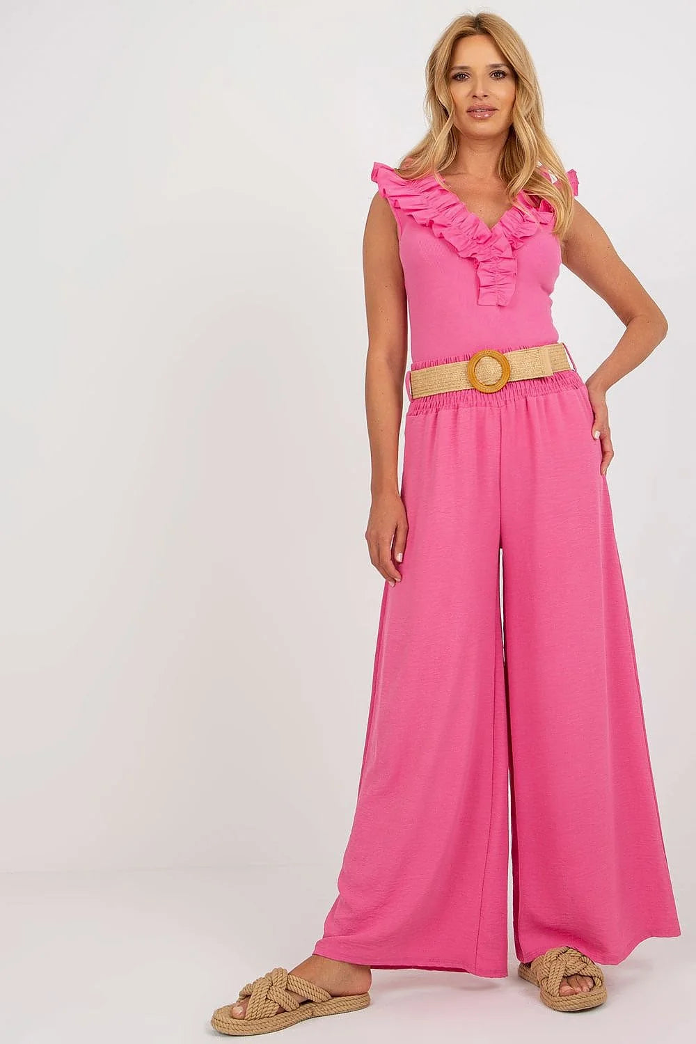 Combinaison femme élégante rose vif sans manches décolleté V volants encolure ceinture tressée bois jambes larges sandales été