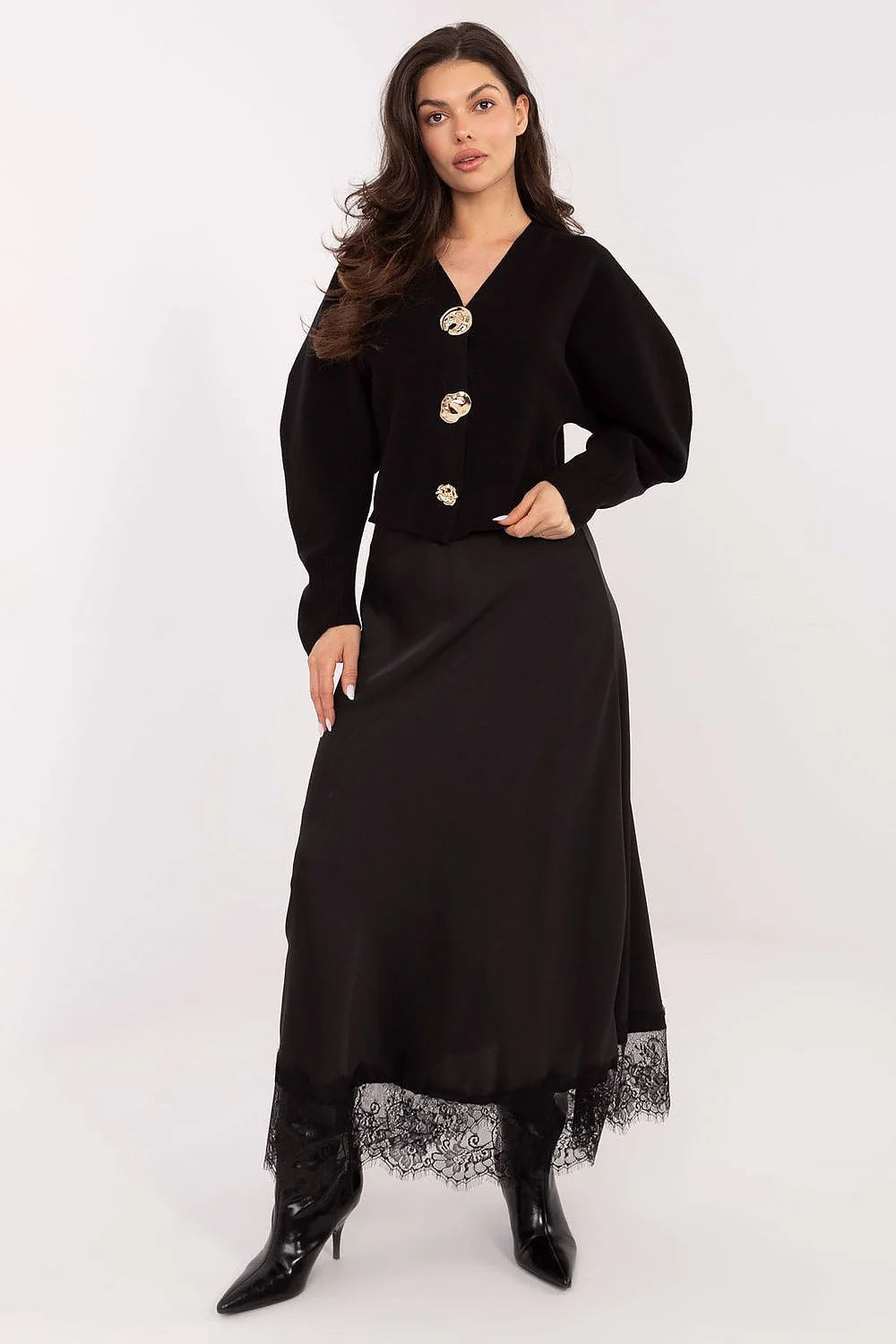 cardigan court noir col V coupe boxy manches bouffantes longues boutons dorés texture organique tricot fin bordcôte ajusté doux élégant