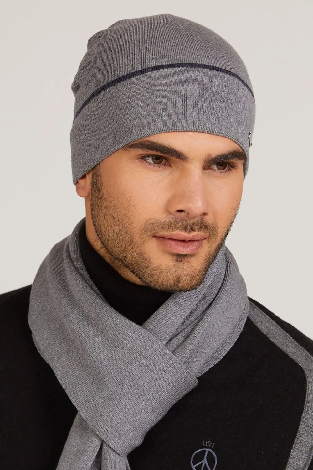 Bonnet et écharpe assortis Kamea pour femme, style moderne, matériau doux, couleur grise, bande contrastante, logo métallique, idéal pour l'automne et l'hiver