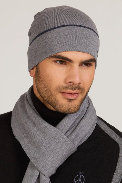 Bonnet et écharpe assortis Kamea pour femme, style moderne, matériau doux, couleur grise, bande contrastante, logo métallique, idéal pour l'automne et l'hiver