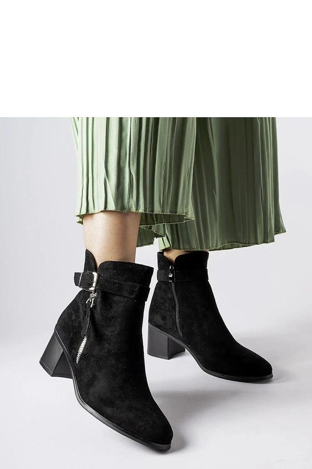 Bottines Chelsea daim noir style contemporain talon épais bloc zip latéral coupe ajustée femme