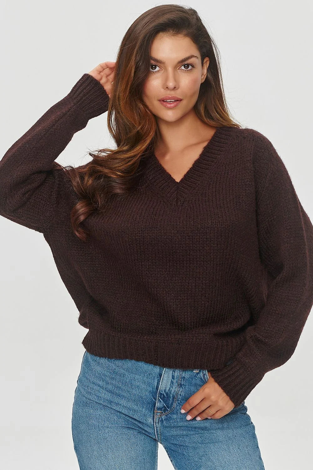 pull femme Makadamia oversize col V maille épaisse moelleuse tricotée brun chocolat foncé manches longues tombantes bords côtes poignets ourlet