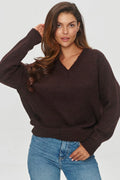 pull femme Makadamia oversize col V maille épaisse moelleuse tricotée brun chocolat foncé manches longues tombantes bords côtes poignets ourlet