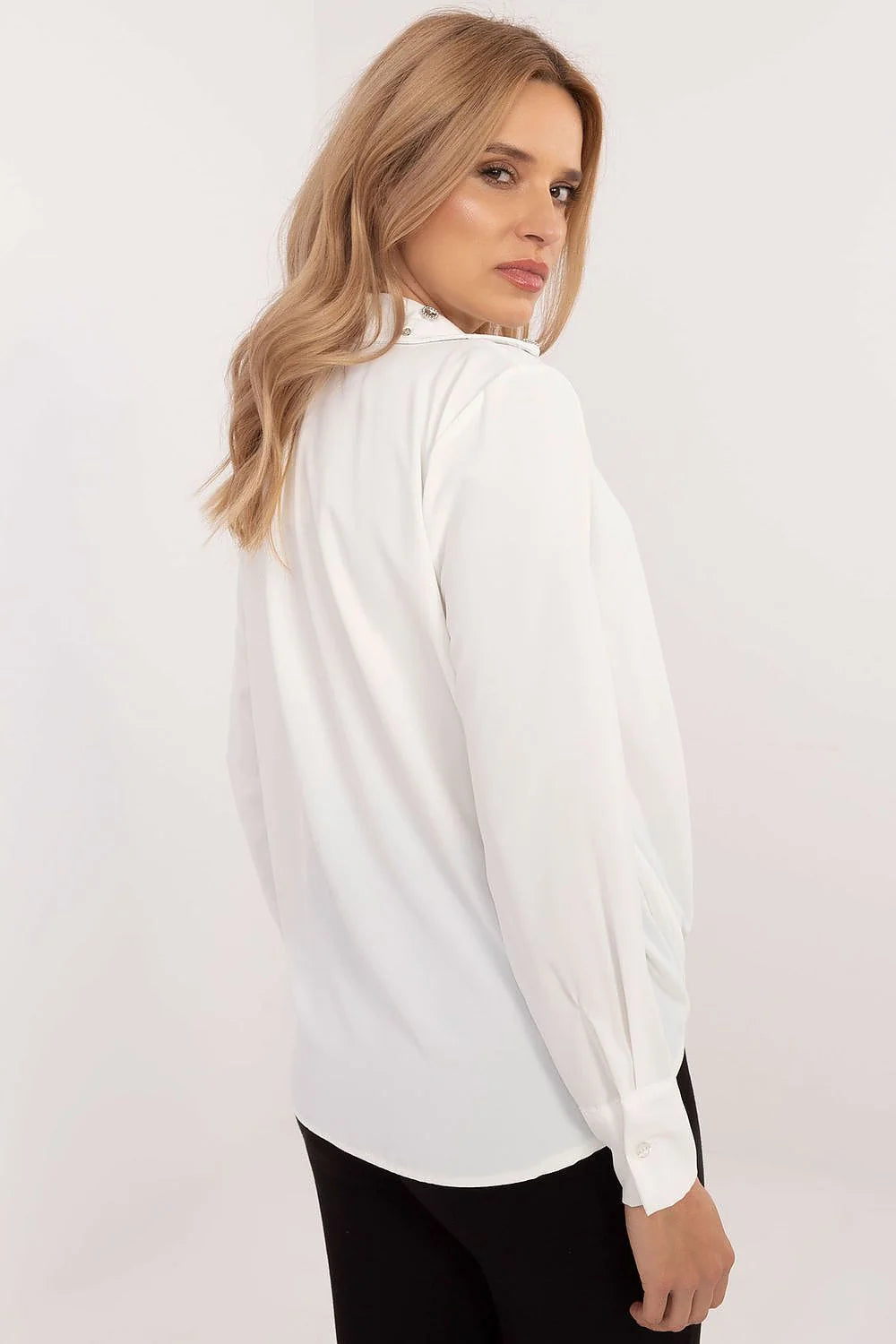 Chemise manche longue élégante pour femme couleur blanc pur coupe ample col V boutons argentés polyester viscose