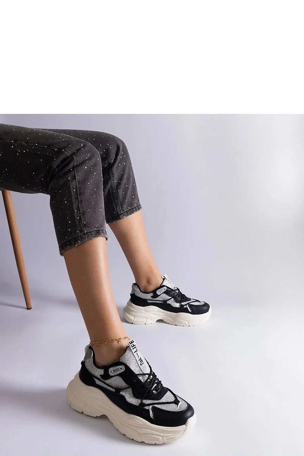 Sneakers modernes audacieuses pour femmes, style chunky, semelle épaisse, couleurs noir gris blanc, matière cuir mesh, confort urbain, look sportif