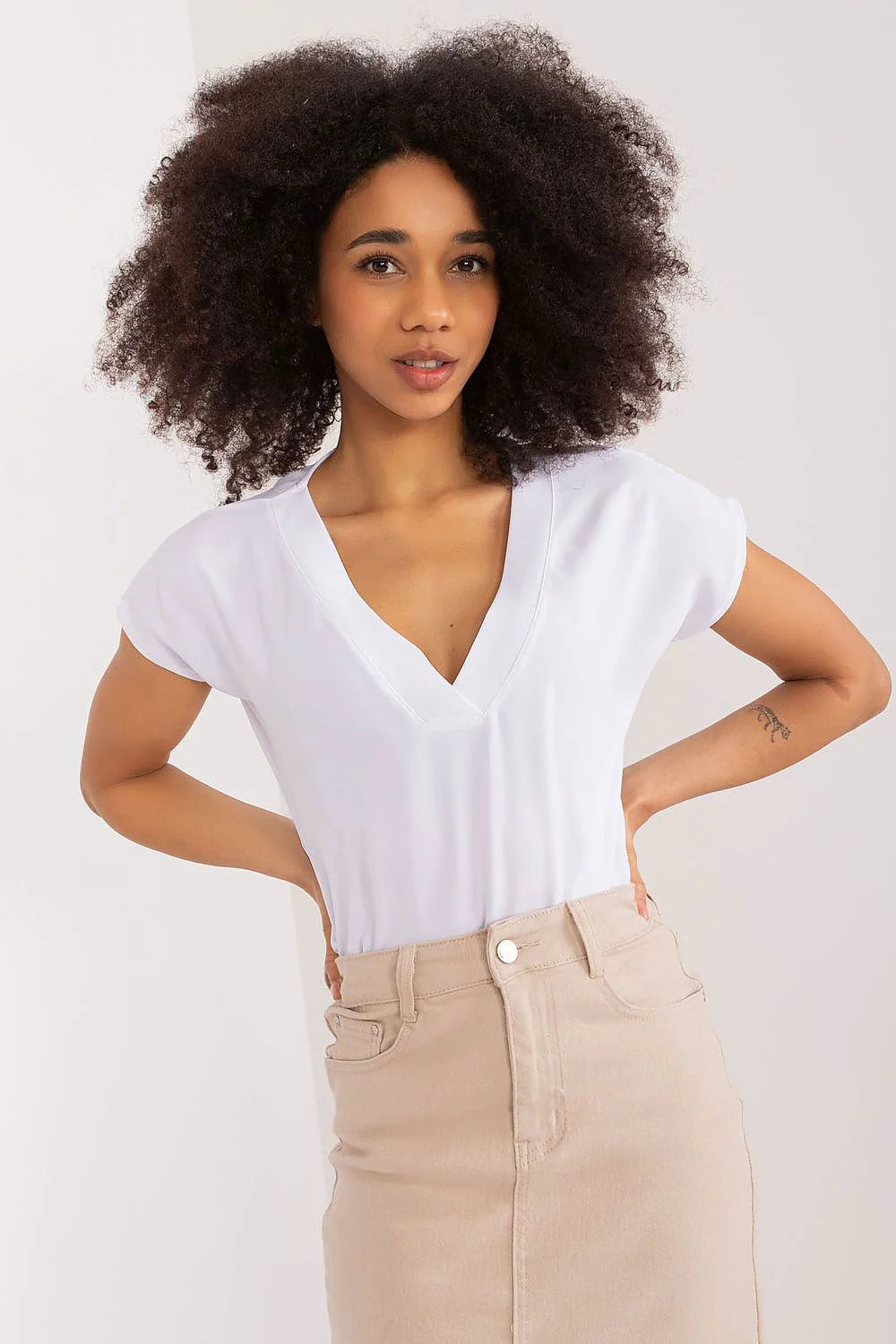 Ensemble mode femme chemisier col V blanc jupe midi beige matière légère haut ajusté occasion décontractée