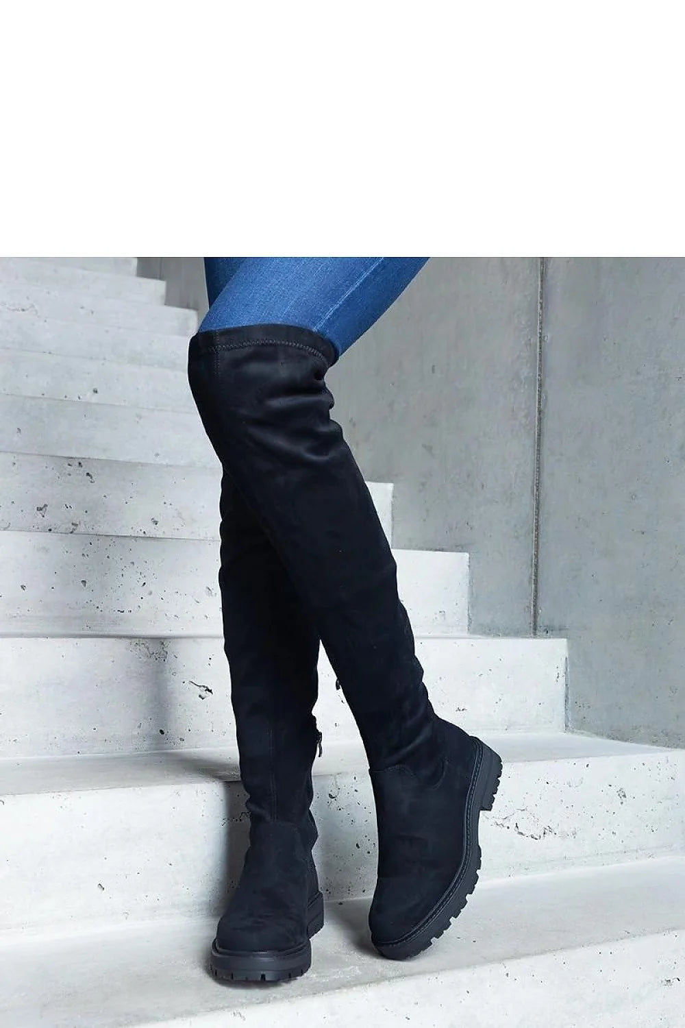 Bottes cuissardes élégantes modernes à zip latéral en daim noir ajustées silhouette rond pointe femmes