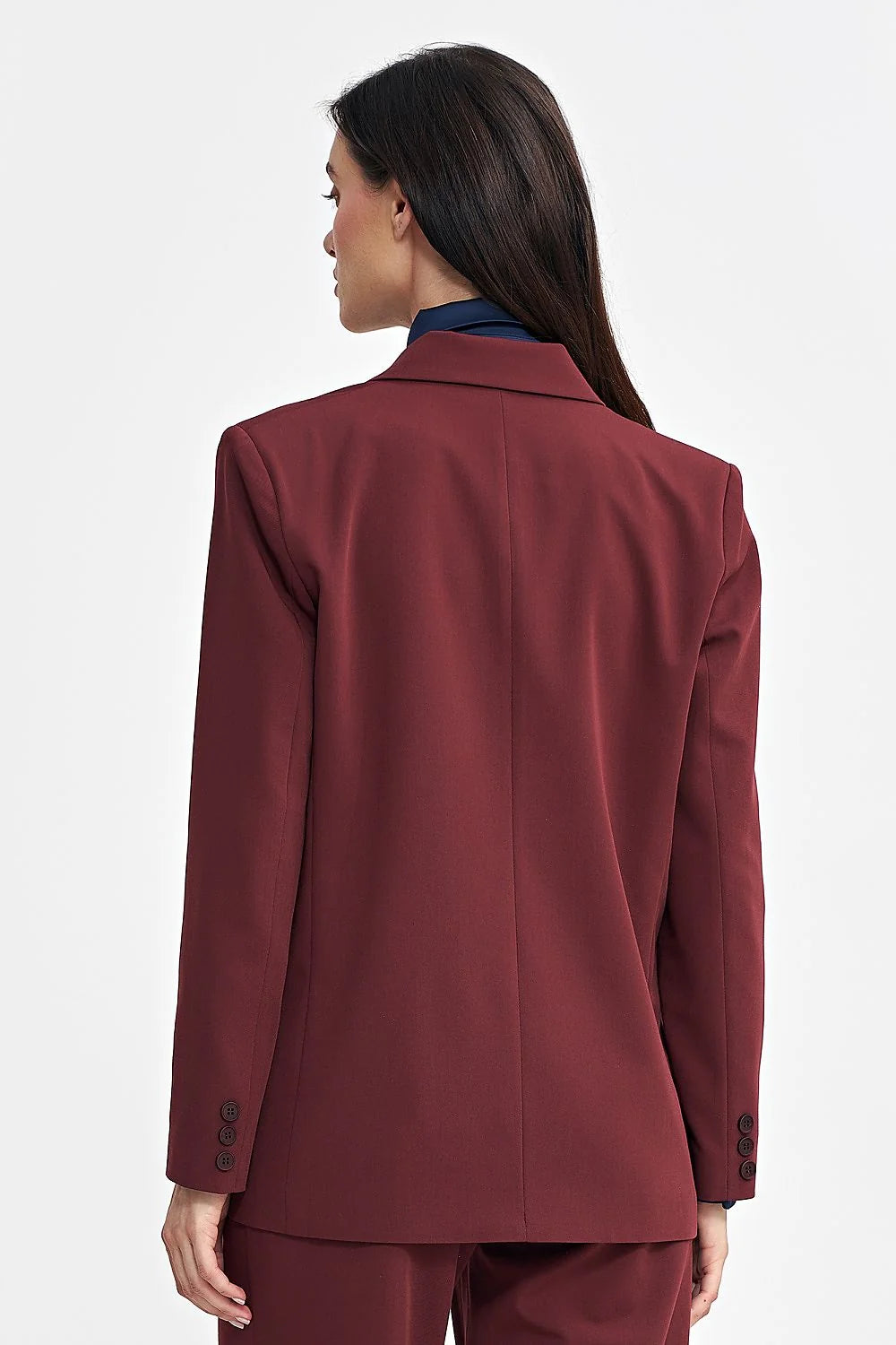 Blazer féminin élégant structuré coupe droite épaulettes subtiles longueur moyenne tissu laine polyester couleur bordeaux profond double boutonnage professionnel formel