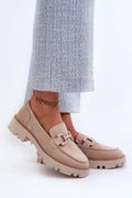 Mocassins femmes design moderne élégant cuir suédé beige détail chaîne semelle épaisse basse taille ajustable confortable style intemporel occasion quotidienne soirée