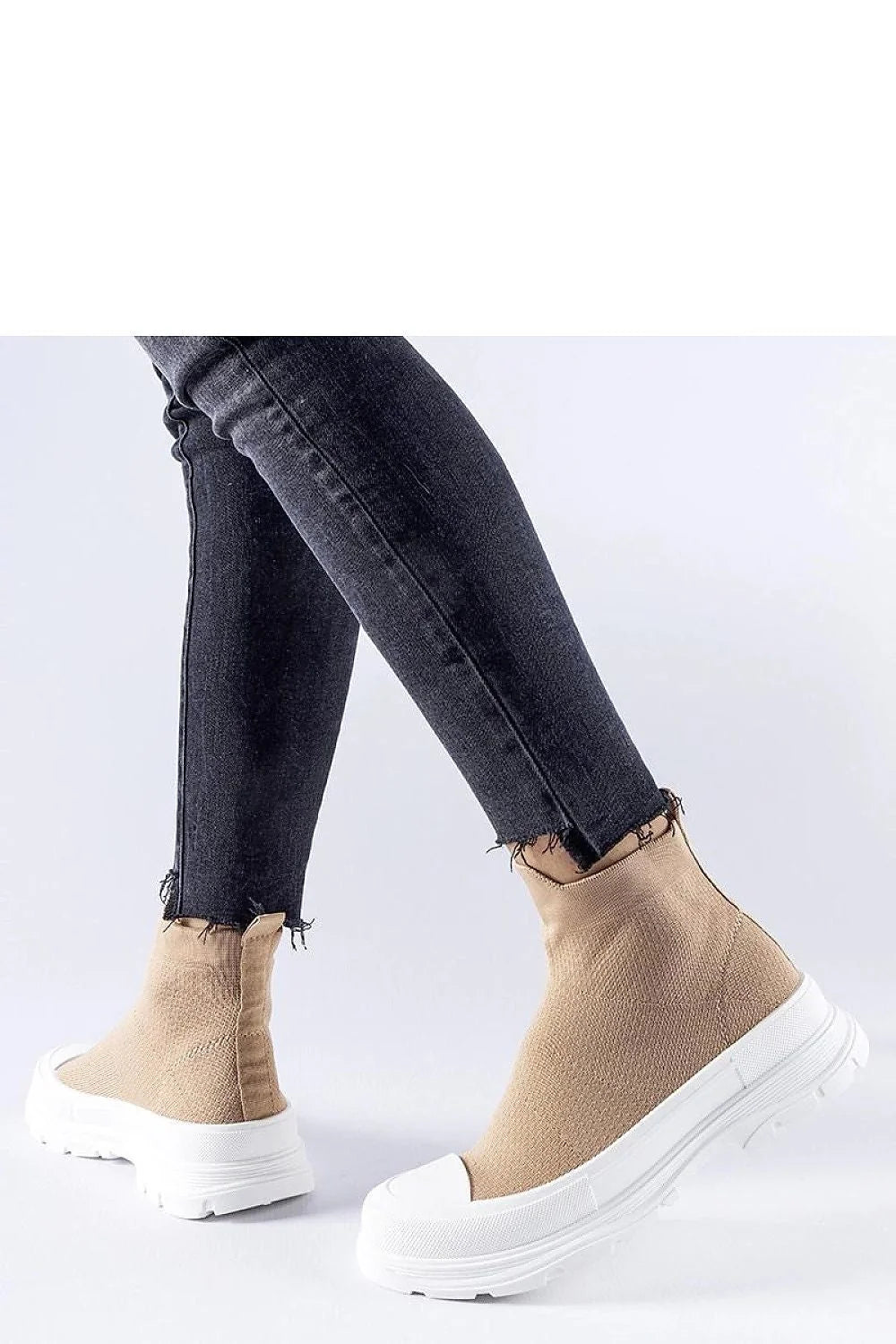 baskets femmes moderne minimaliste chaussette montante maille tricot extensible respirante beige semelle blanche epaisse crantee antiderapante amortissante maintien