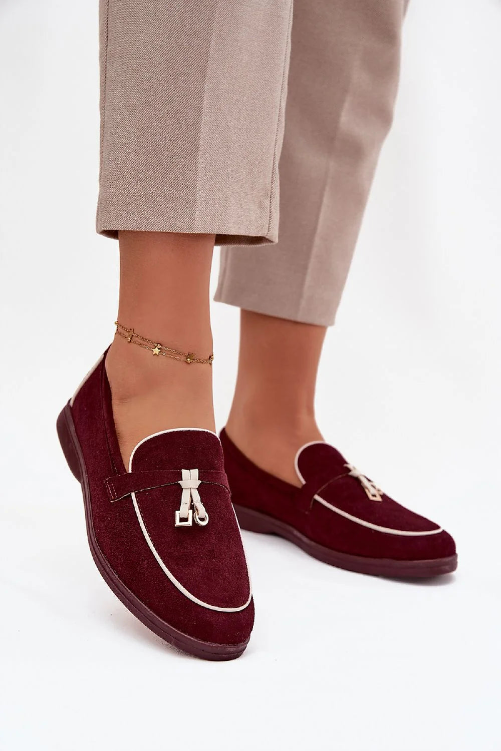 mocassins femme suédine écologique bordeaux talon plat confort bride mors doré passepoil blanc contrastant bout arrondi semelle caoutchouc