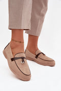 mocassins femme suédine écologique taupe beige bout arrondi semelle plate compensée caoutchouc confort quotidien bride cuir marron boucle métallique passepoil