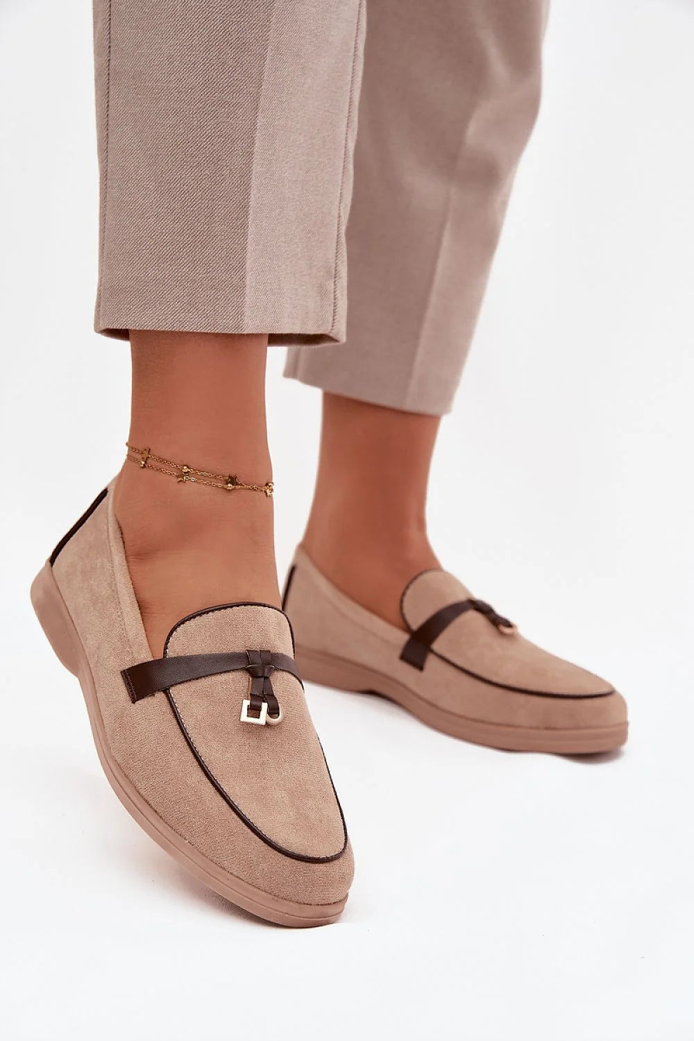 mocassins femme suédine écologique taupe beige bout arrondi semelle plate compensée caoutchouc confort quotidien bride cuir marron boucle métallique passepoil