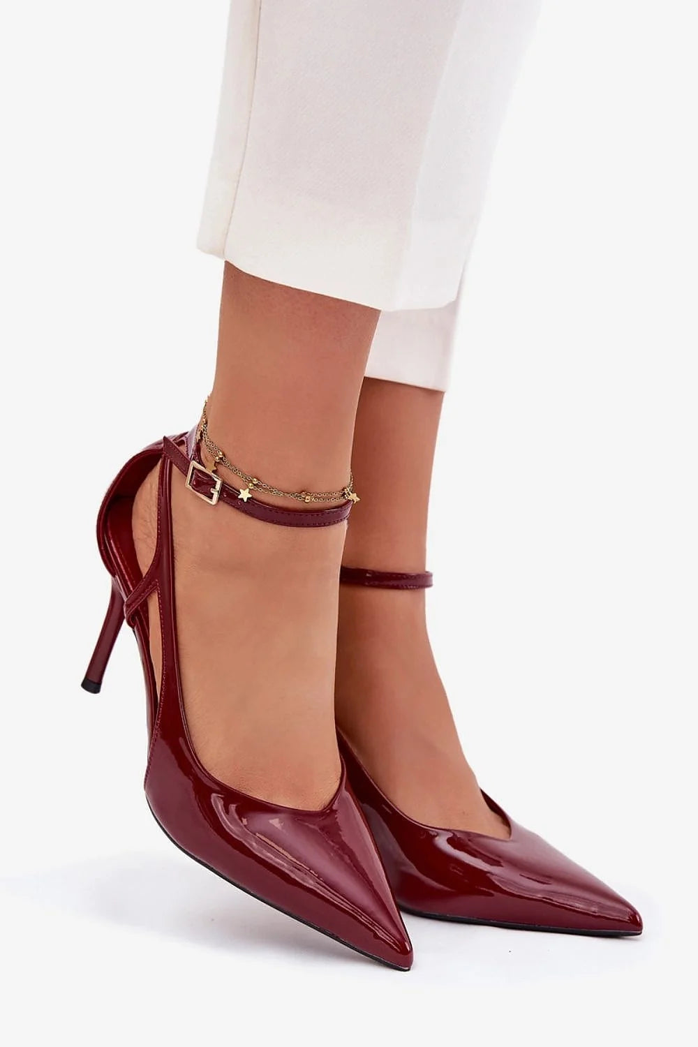 escarpins femme vernis bordeaux pointu bout stiletto talon haut bride cheville réglable boucle découpes latérales raffinées