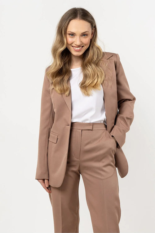 Tailleur femme blazer pantalon beige taupe coupe longue épaules structurées poches latérales polyester mélange ajustée