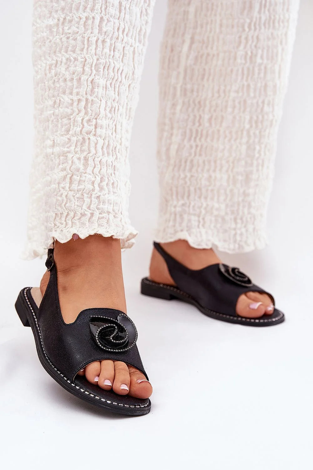 sandales femme plates slingback similicuir noir bout ouvert semelle petit talon coutures contrastées bride arrière réglable boucle ornement strass chic