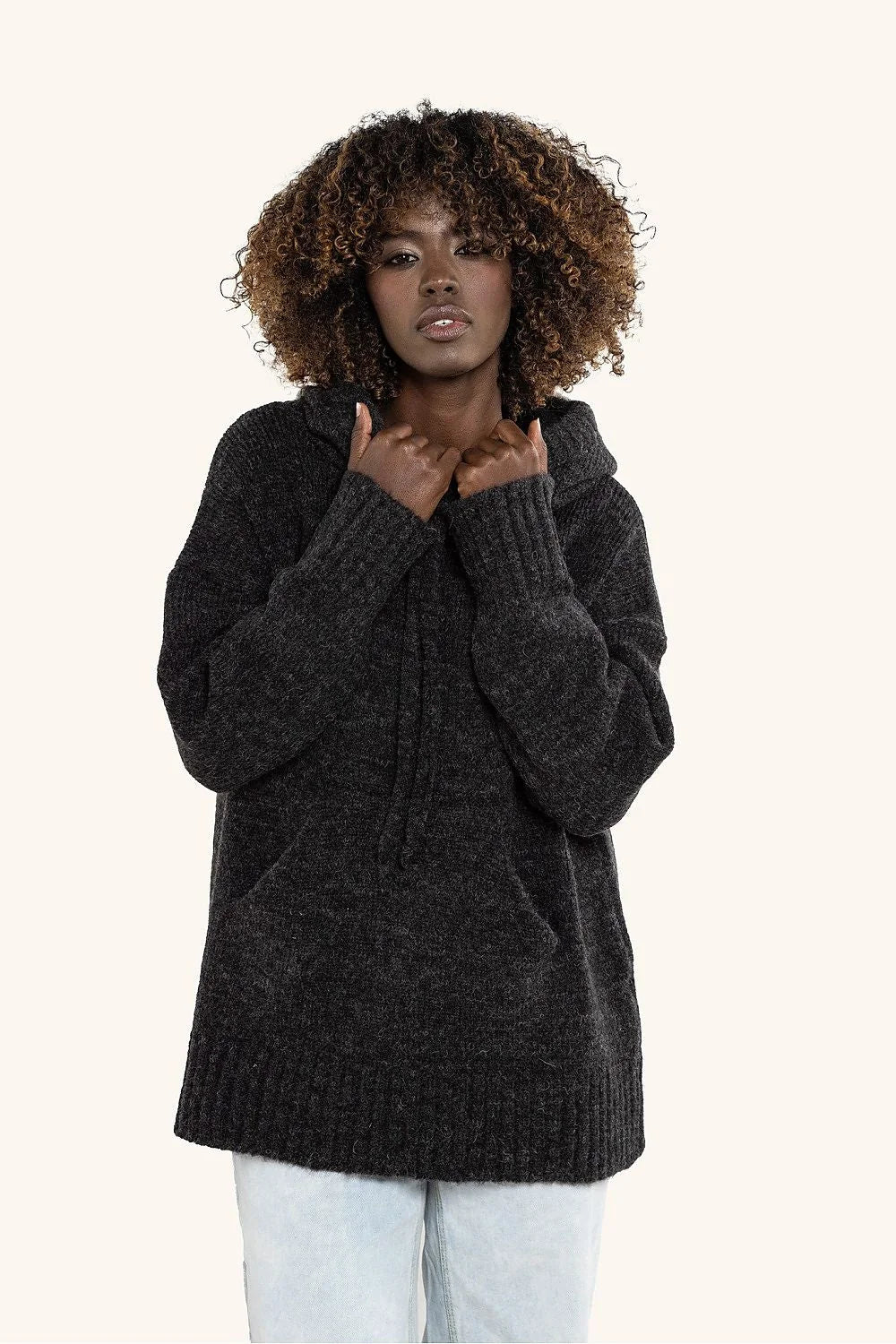 femme pull capuche oversize maille bouclée gris anthracite manches longues poche kangourou bords côtes larges chaud doux respirant durable minimaliste