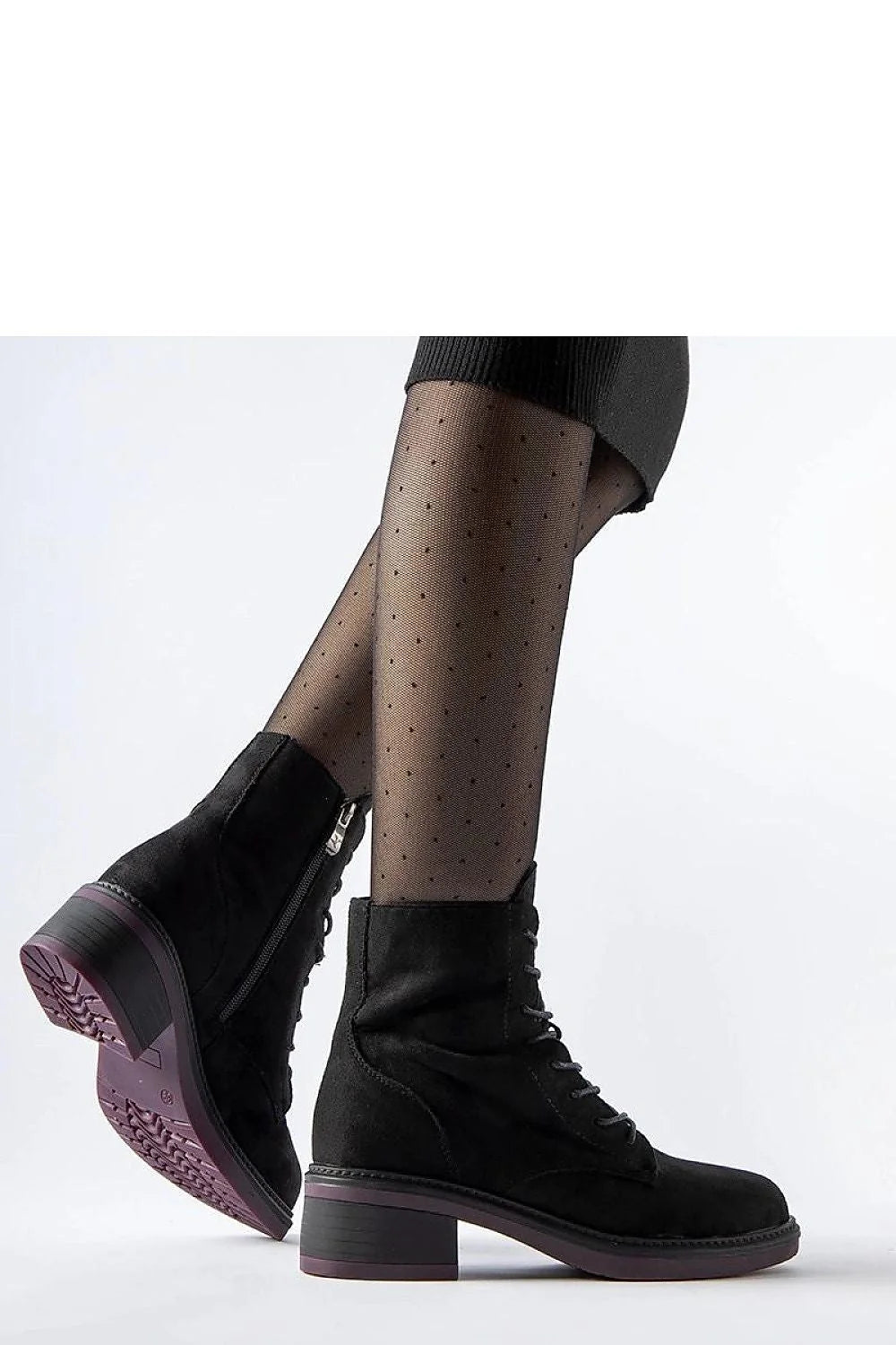 Bottes à talons basses en daim noir Solea, style moderne, montantes à la cheville, semelle violette, fermeture éclair latérale, confortable, élégance