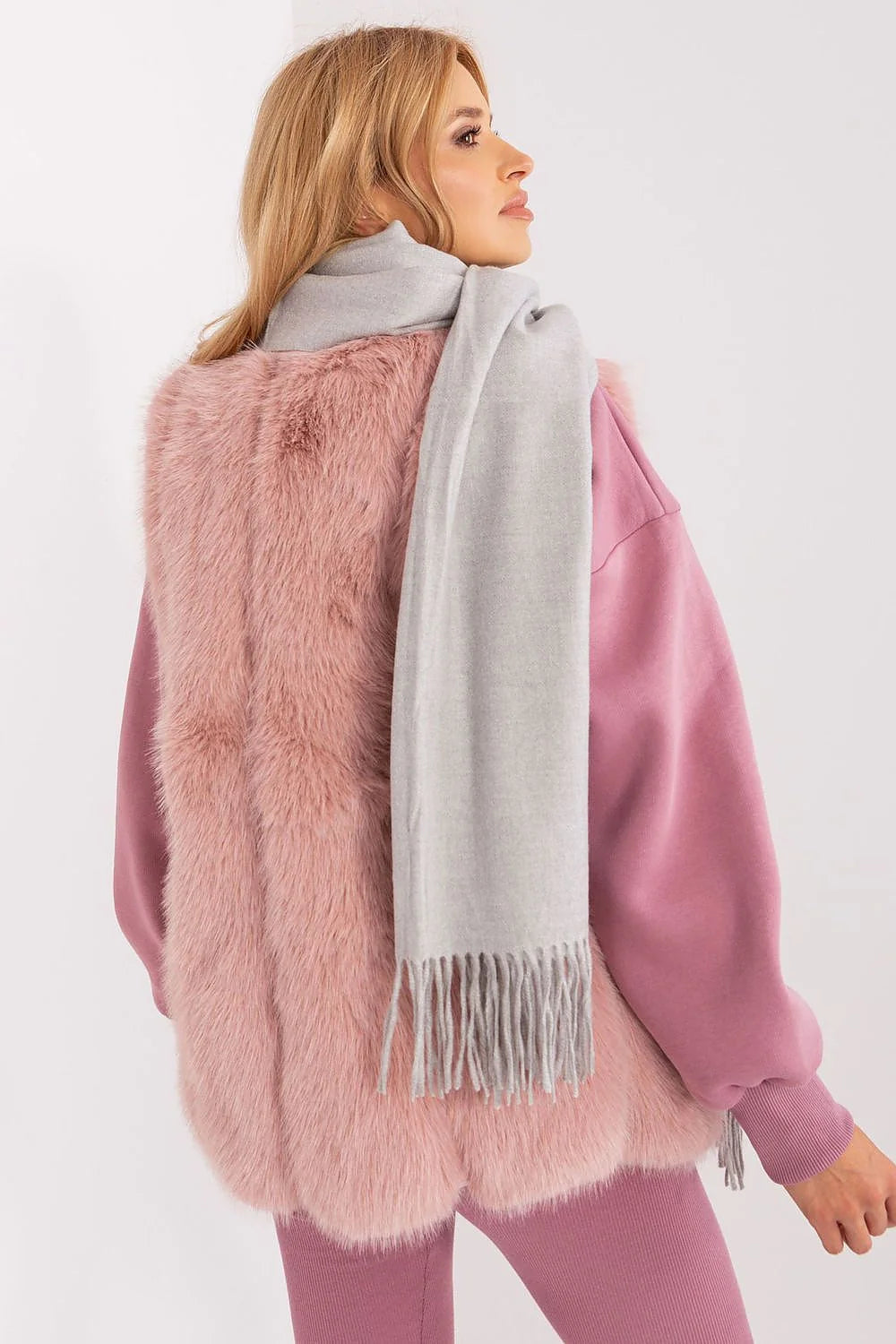 écharpe longue chaude pompons gris clair franges douce cachemire laine texture lisse soyeuse ample minimaliste superposée hivernal chic élégante polyvalente