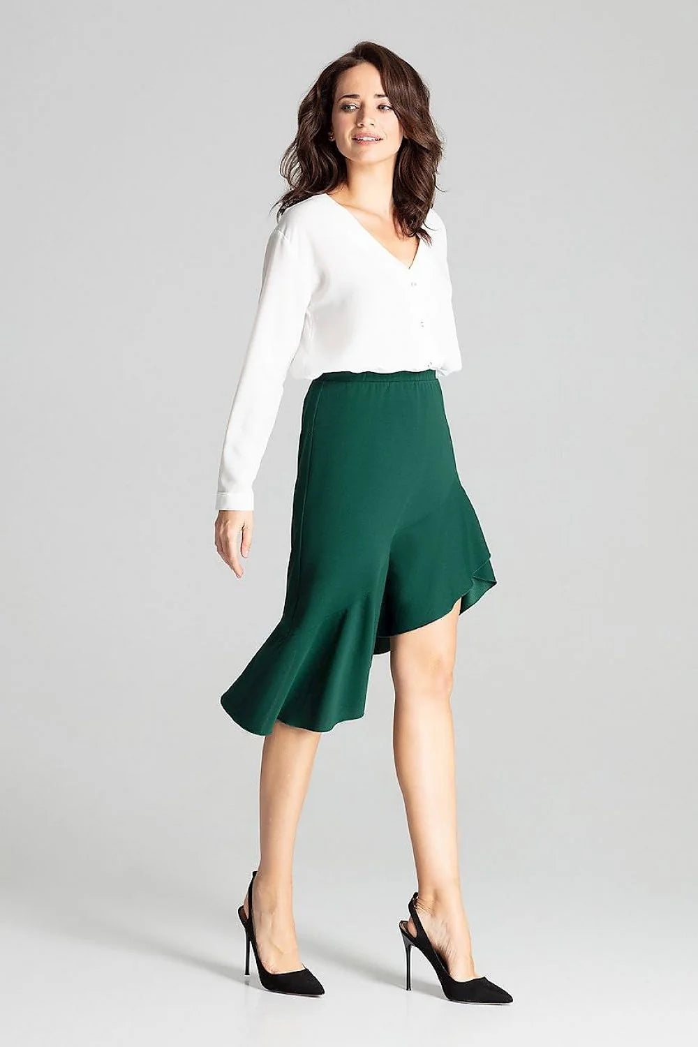 Blouse en polyester blanc et jupe grise asymétrique élégante pour look professionnel féminin chic