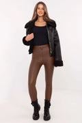 Tenue mode femme veste aviateur similicuir col fourrure noire débardeur leggings taille haute bottines lacets