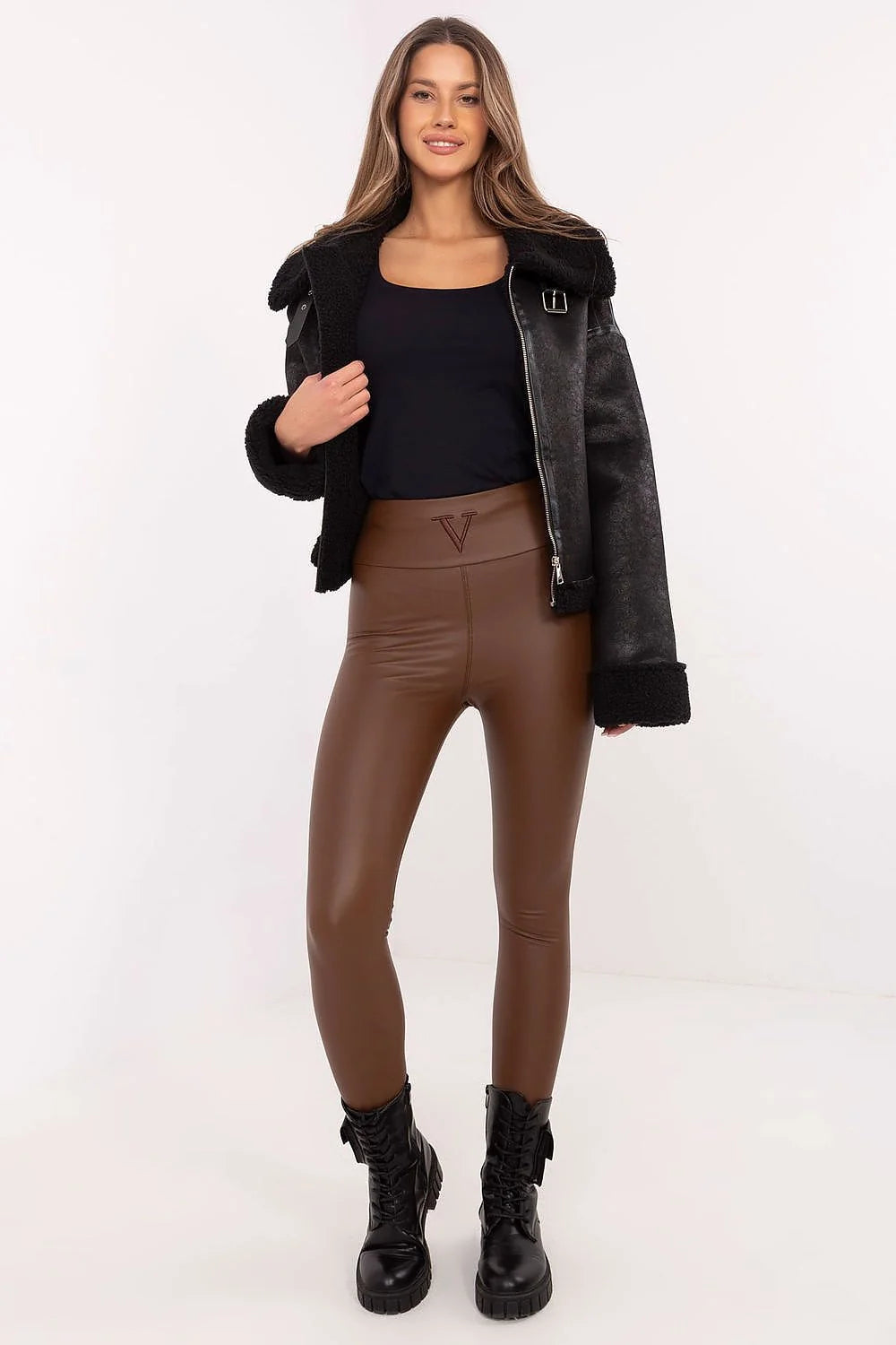 Tenue mode femme veste aviateur similicuir col fourrure noire débardeur leggings taille haute bottines lacets