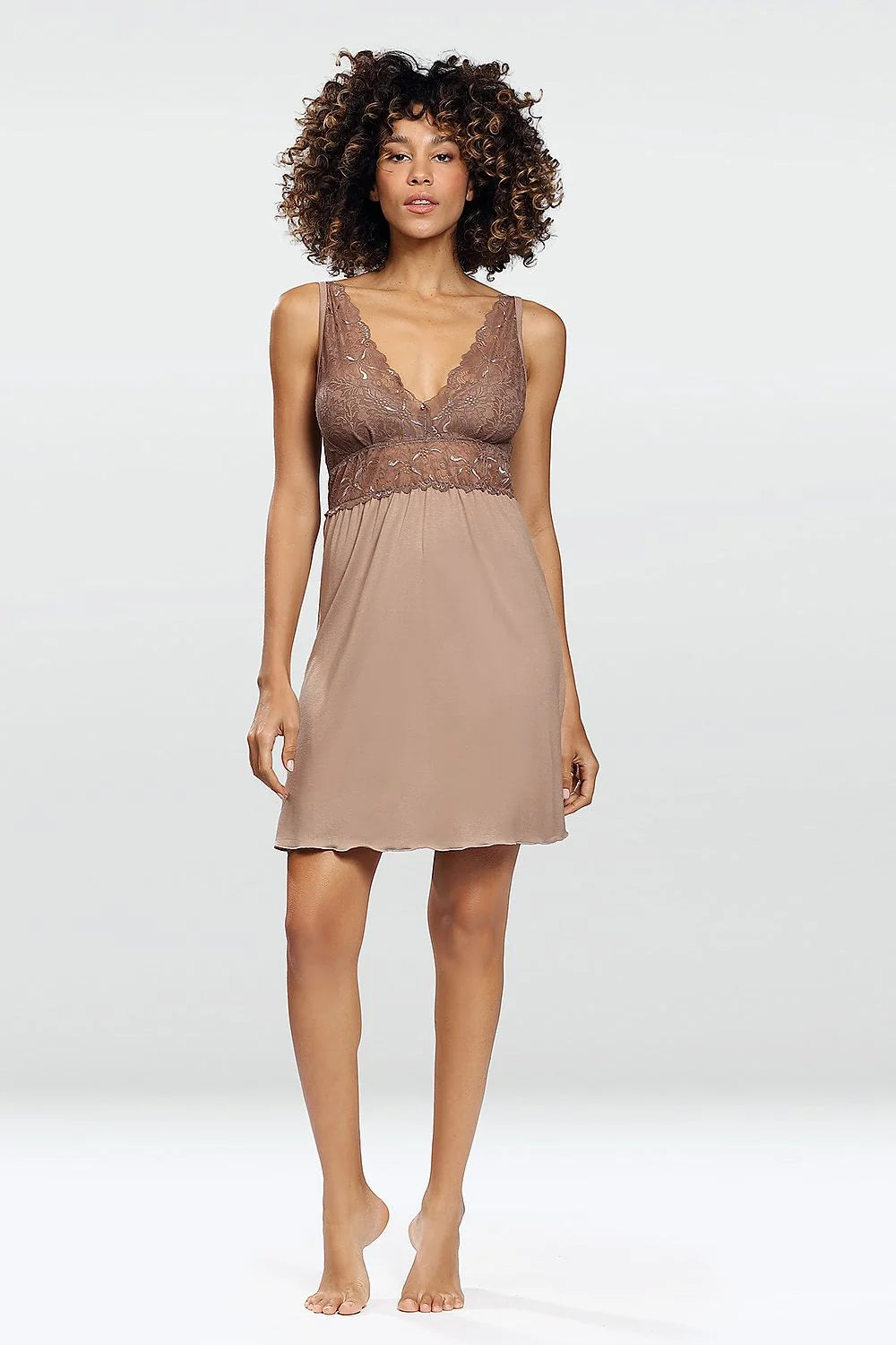Nuisette dentelle marron romantique élégante courte bretelles fines soirée détente féminine silhouette sublimée