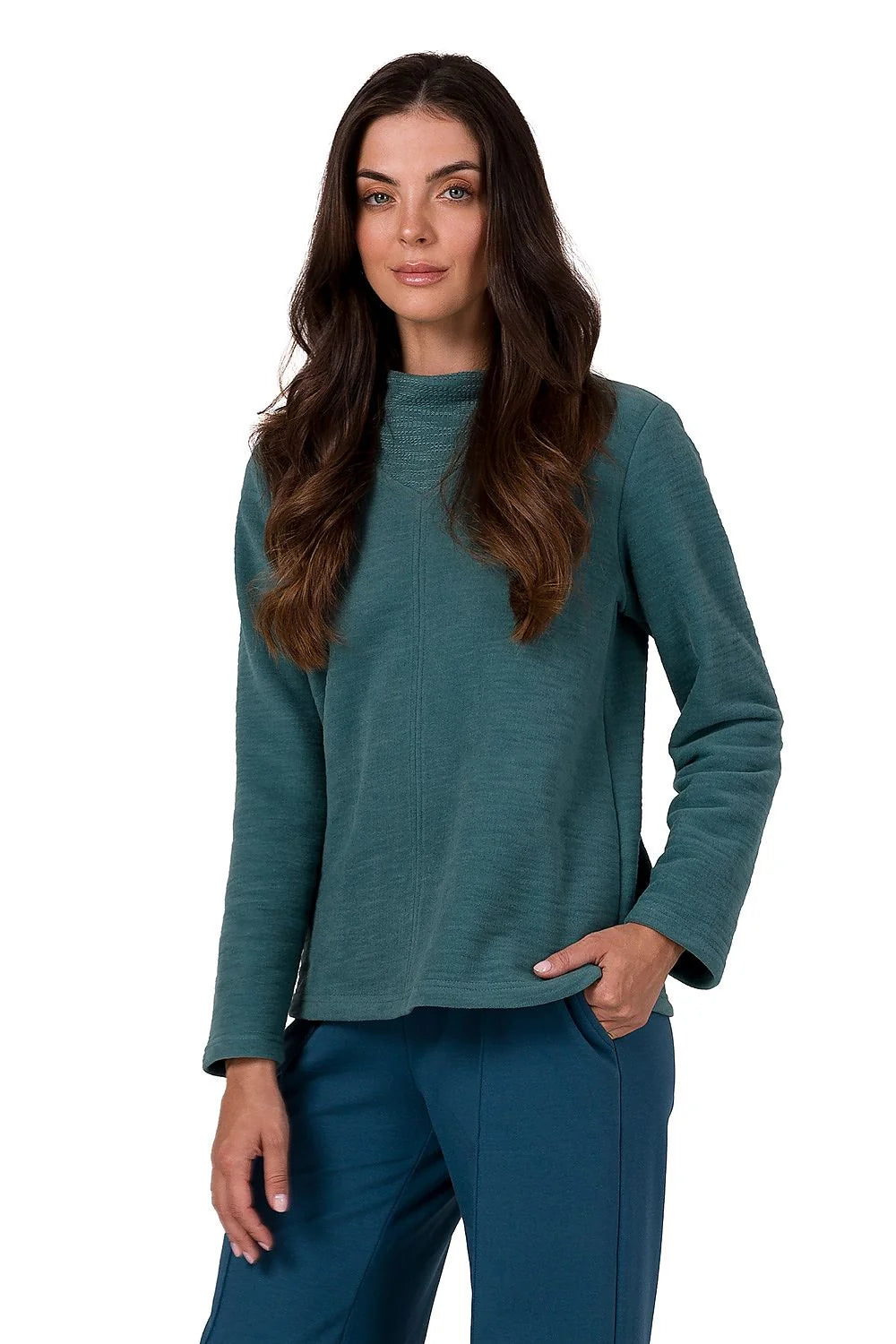 Sweatshirt Be Wear pour femme, style casual-chic, design moderne et minimaliste, matière douce et stretch, col roulé, manches longues, coupe droite, couleur vert bleu, occasion shopping, travail, sorties