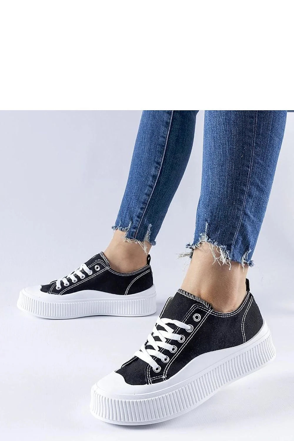 Baskets urbaines modernes pour femmes style casual noir et blanc semelle compensée laces métalliques confort mode